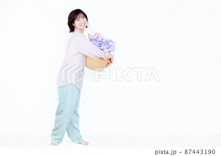 花バケットを抱える春コーデのショートボブの女性 87443190