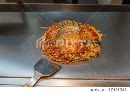 鉄板で食べる　広島風お好み焼き 87443586
