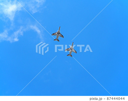 上空を飛翔する航空自衛隊のT4ジェット練習機二機 87444044