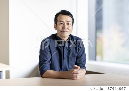 カメラ目線の50代後半の男性 撮影協力「LINK FOREST」 カメラ目線の50代後半の男性 撮影協力「LINK FOREST」 87444067