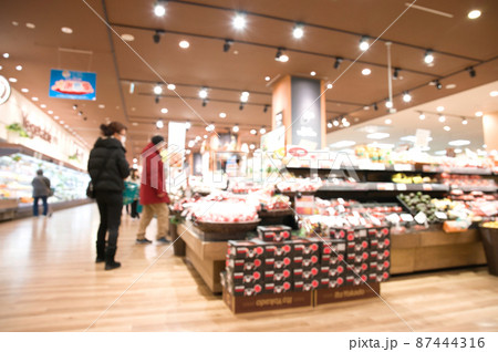 【大阪府】3月・ショッピング街で買い物する人《アウトフォーカス》 87444316