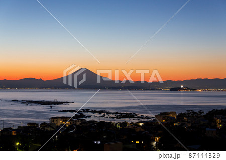 葉山アジサイ公園から真名瀬海岸と富士山の夕景を俯瞰 87444329