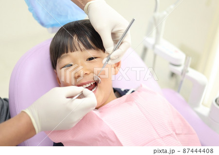 小児歯科（歯医者と子供） 87444408