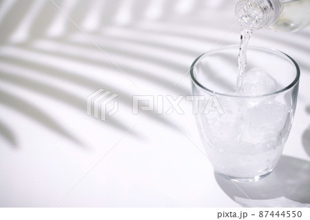 炭酸水　グラス　爽やか　シルエット 87444550