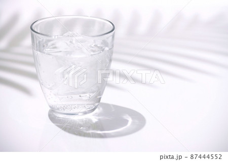 炭酸水　グラス　爽やか　シルエット 87444552