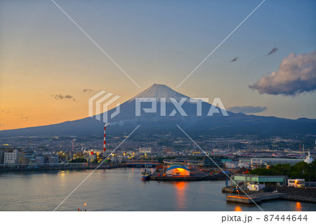 【静岡県】5月・田子の浦から眺める富士山と静岡の街風景 【静岡県】5月・田子の浦から眺める富士山と静岡の街風景 87444644