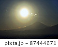 富士山へ日没時の花粉光環 87444671