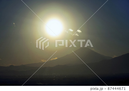 富士山へ日没時の花粉光環 87444671