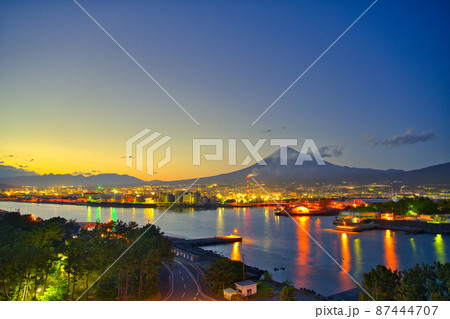 【静岡県】5月・田子の浦から眺める富士山と静岡の街風景 87444707