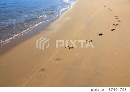 砂浜の波と足跡 砂浜の波と足跡 87444793