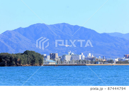 能古島から見た小戸ヨットハーバーと小戸公園 87444794