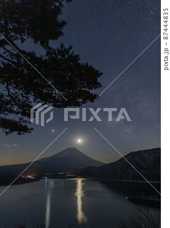 本栖湖中之倉峠展望地から細い月と天の川と富士山 本栖湖中之倉峠展望地から細い月と天の川と富士山 87444835
