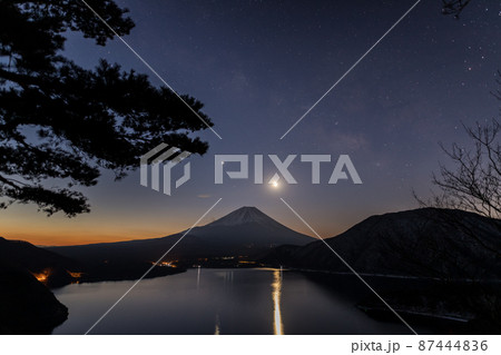 本栖湖中之倉峠展望地から細い月と天の川と富士山 本栖湖中之倉峠展望地から細い月と天の川と富士山 87444836