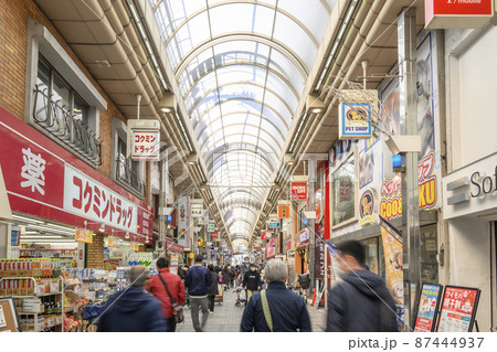 武蔵小山　買い物客で賑わうパルム商店街のアーケード　東京都品川区 87444937
