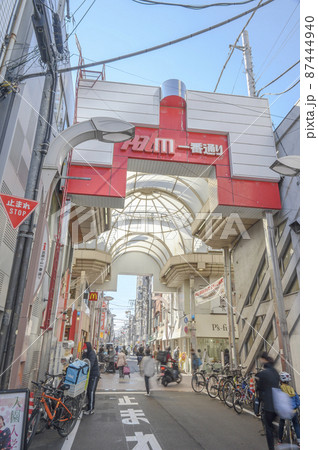 武蔵小山一番通り商店街の街並み　東京都品川区 87444940