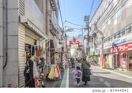 武蔵小山一番通り商店街の街並み　東京都品川区 87444941