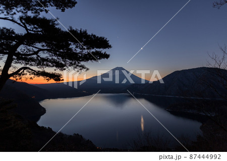 本栖湖中之倉峠展望地から夜明けの富士山 本栖湖中之倉峠展望地から夜明けの富士山 87444992