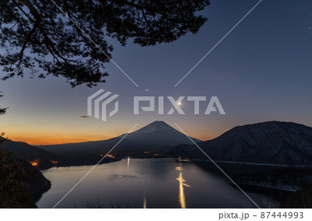 本栖湖中之倉峠展望地から夜明けの富士山 本栖湖中之倉峠展望地から夜明けの富士山 87444993