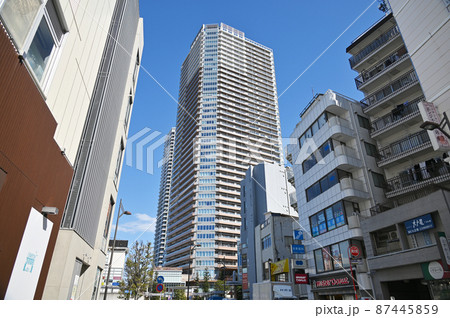 武蔵小山駅前　再開発されたタワーマンションとビル群　東京都品川区 87445859
