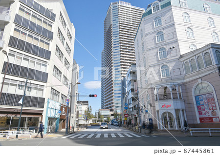 武蔵小山駅前　鮫洲大山線の交差点から望むタワーマンションとビル群　東京都品川区 87445861