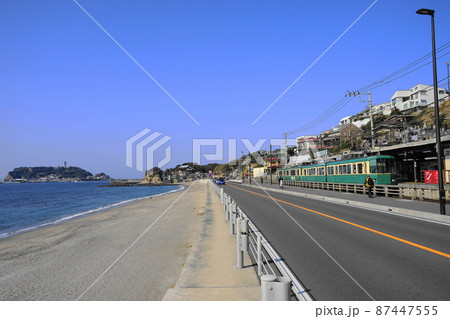 3月　鎌倉1321江ノ島との海岸線(七里ヶ浜)を走る江ノ電(江ノ島電鉄)鎌倉高校前 87447555