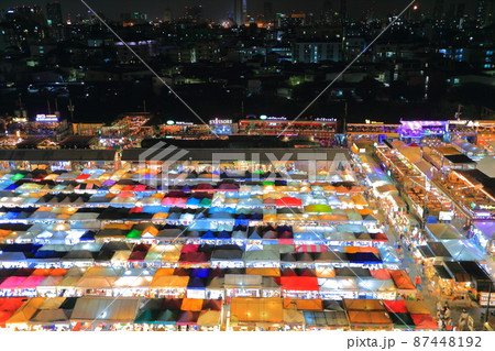 タイランド、バンコクのナイトマーケット（夜景） 87448192