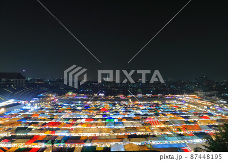 タイランド、バンコクのナイトマーケット（夜景） 87448195