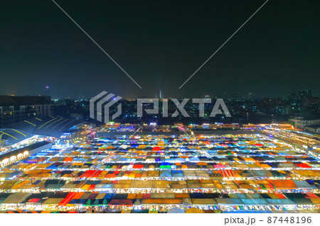 タイランド、バンコクのナイトマーケット（夜景） 87448196