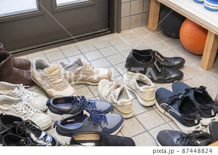 靴がいっぱいの玄関 87448824