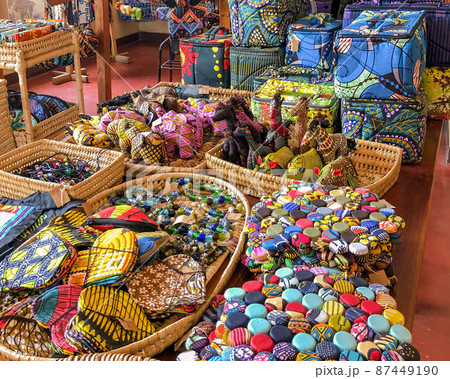 ブルンジの土産物店で売られるアフリカの布製手工芸品 ブルンジの土産物店で売られるアフリカの布製手工芸品 87449190