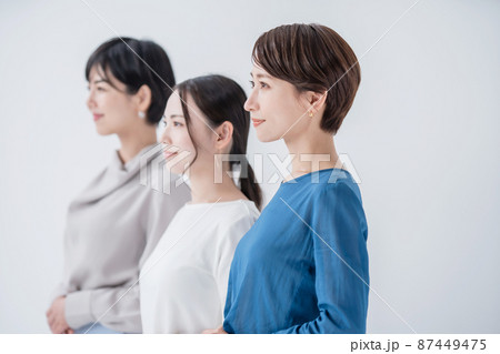 女性 3人 ポートレート 横顔 女性 3人 ポートレート 横顔 87449475