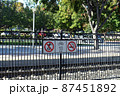 カルトレイン駅の線路の横断防止のための柵 87451892