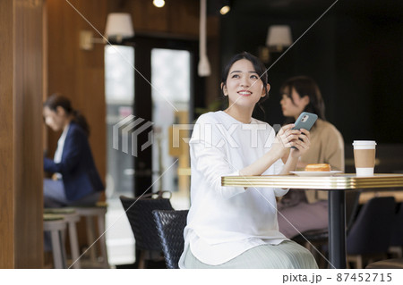 カフェで過ごす若い女性 スマホ カフェで過ごす若い女性 スマホ 87452715