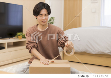 梱包をする男性 ダンボール 梱包をする男性 ダンボール 87453078