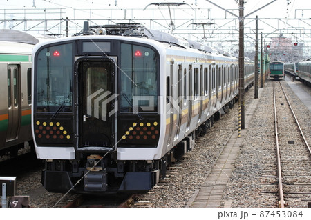 小山電車区で留置中の宇都宮線E131系（営業運転前） 87453084