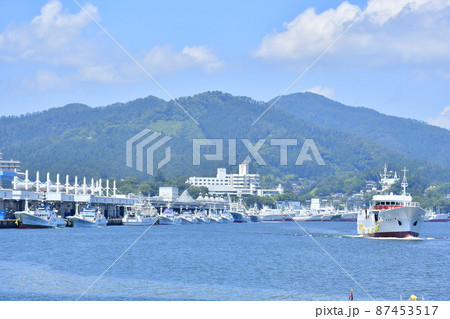漁港から出港する漁船 87453517