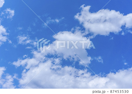太陽のフレアと爽やかな青空と雲の背景素材_blue_02 87453530