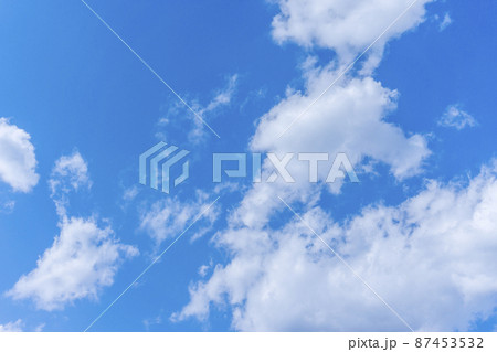 太陽のフレアと爽やかな青空と雲の背景素材_blue_04 太陽のフレアと爽やかな青空と雲の背景素材_blue_04 87453532