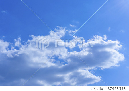 太陽のフレアと爽やかな青空と雲の背景素材_blue_05 太陽のフレアと爽やかな青空と雲の背景素材_blue_05 87453533