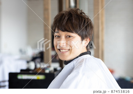 理容室でヘアカットしてもらう男性 87453816