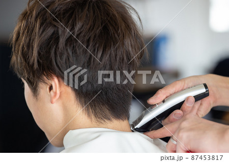 理容室でヘアカットしてもらう男性 87453817