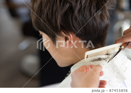 理容室でヘアカットしてもらう男性 理容室でヘアカットしてもらう男性 87453856