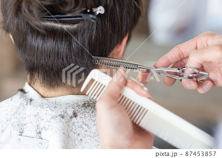 理容室でヘアカットしてもらう男性 87453857
