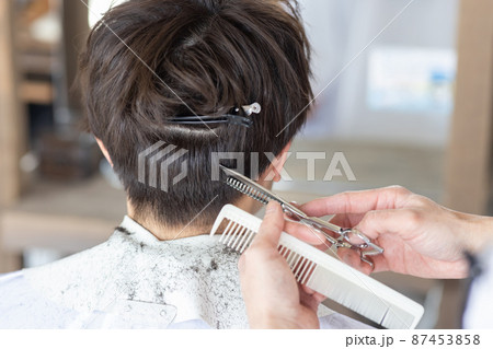 理容室でヘアカットしてもらう男性 理容室でヘアカットしてもらう男性 87453858
