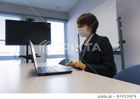 架空取引を持ち掛ける女　マスク姿 87453974