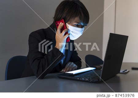 架空取引を持ち掛ける女 マスク姿 架空取引を持ち掛ける女 マスク姿 87453976