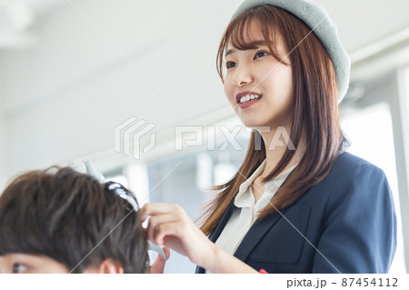 可愛いスタイリストさん 87454112