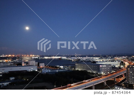 東京湾に昇る月（2022年2月16日） 87454364