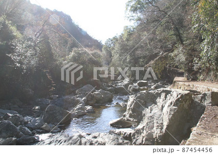 大阪高槻摂津峡の初春の風景 大阪高槻摂津峡の初春の風景 87454456