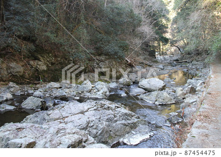 大阪高槻摂津峡の初春の風景 大阪高槻摂津峡の初春の風景 87454475
